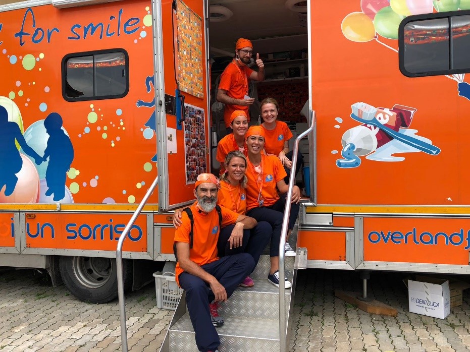 „Overland for Smile (ONLUS)“ betreibt seit 2005 eine mobile Zahnarztpraxis. Teams, bestehend aus jeweils zehn Ärzten und freiwilligen Helfern, fahren regelmäßig in verschiedene osteuropäische Länder, um dort Waisenkinder zahnmedizinisch zu versorgen.