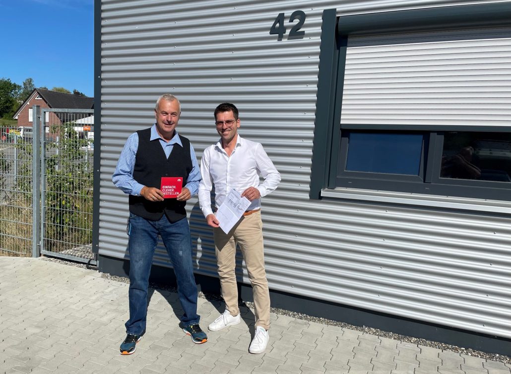 Freuen sich über die künftige Zusammenarbeit: BeMoVe Dental Inhaber Dirk Nellessen (l.) und AERA-Vertriebsleiter Steffen Schütz