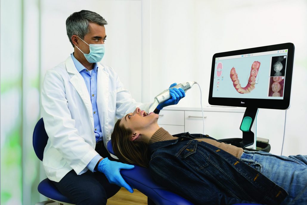 Mithilfe des Invisalign Outcome Simulator Pro können Zahnmediziner den Patienten nun zeigen, wie ihr neues Lächeln nach der Invisalign Behandlung aussehen könnte.