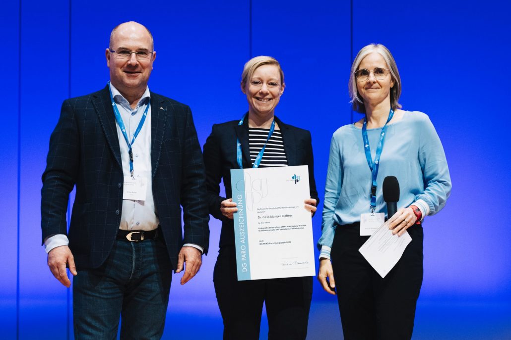 2022 DG PARO Forschungspreis von links Dr. Kai Worch, Dr. Gesa Marijke Richter, Prof. Dr. Bernadette Pretzl