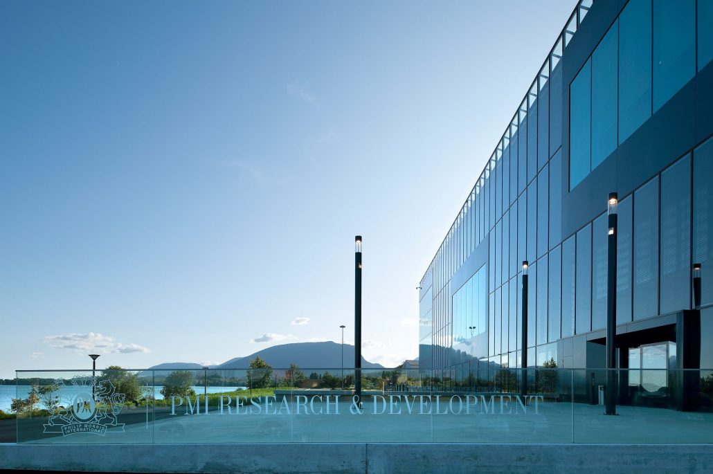 Das "Cube" Forschungs- und Entwicklungszentrum von Philip Morris International in Neuchâtel, Schweiz.
