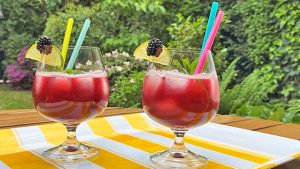 Brombeer-Ingwer-Eistee: Fruchtige Erfrischung