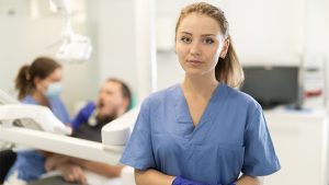 Was verdienen ZFA, ZMP und DH? Gehalt Zahnarztpraxis 2025 – Teil 1