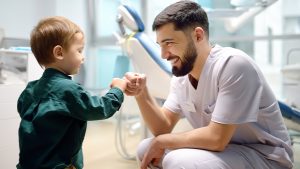 Patientenkommunikation: „Zähneputzen, zack-zack!“ – Warum Kinder andere Worte brauchen
