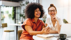 Hormonumstellung im Mund: Warum Schwangerschaft und Wechseljahre sichtbar werden
